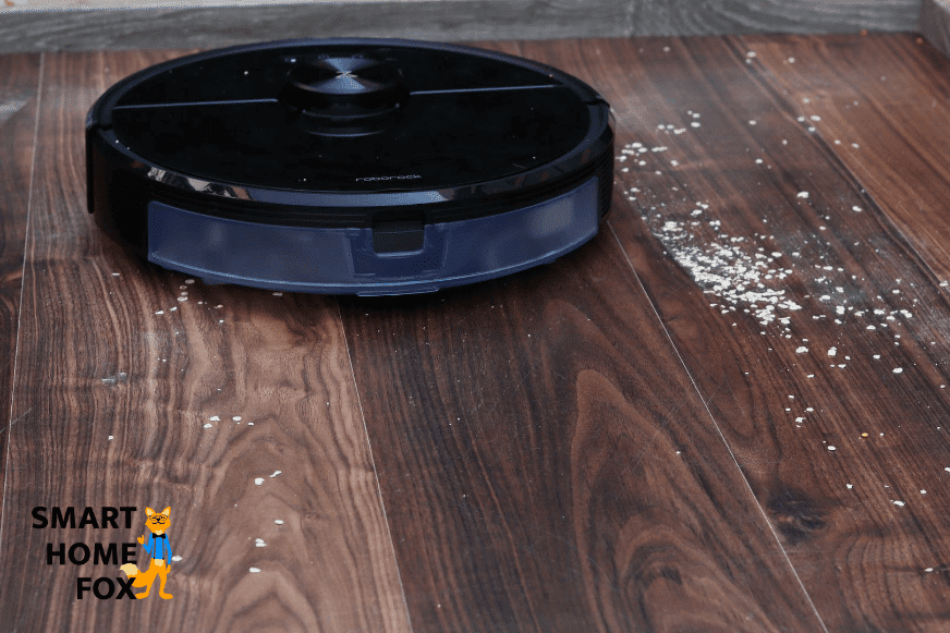 Roborock S6 MaxV saugt Haferflocken auf dem Laminat.